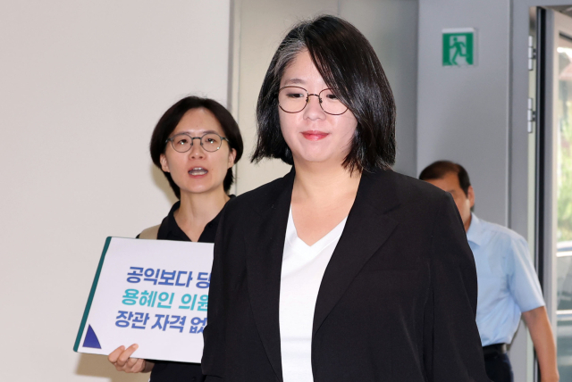 용혜인 성평등가족부 장관 후보자가 3일 서울 서대문구에 마련된 인사청문회 준비 사무실로 출근하고 있다. 연합뉴스