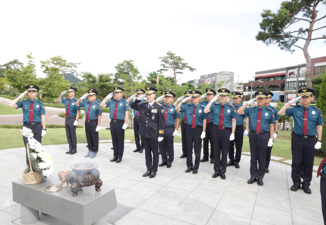 박헌수 신임 경북경찰청장이 3일 오후 경북경찰청 내 경북경찰 추모공원을 찾아 참배하고 있다. 경북경찰청 제공.