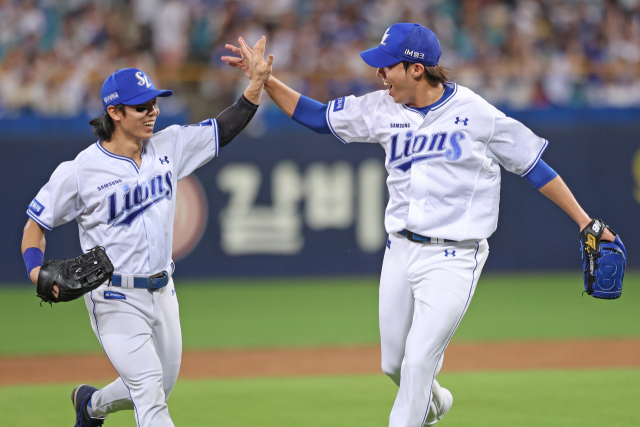 삼성 라이온즈의 우익수 김성윤이 3일 대구에서 열린 롯데 자이언츠와의 경기 3회초 상대의 안타 타구를 잡아 포수에게 송구, 홈으로 뛰어들던 주자를 아웃시킨 뒤 선발 원태인과 기쁨을 나누고 있다. 삼성 제공