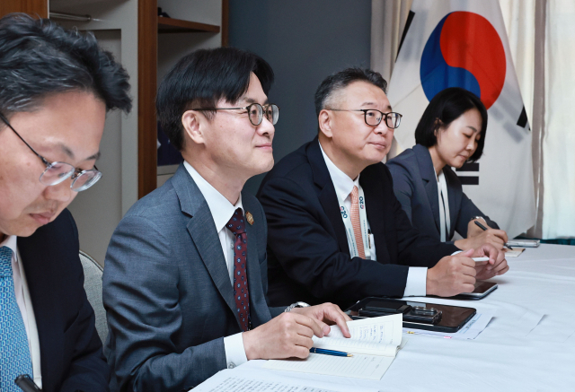 김정관 산업통상부 장관이 지난 2일(현지시간) 미국 노스캐롤라이나주 채플힐에서 열린 G20 혁신장관회의 참석을 계기로 안제이 도만스키 폴란드 재무·경제부 장관을 만나 면담하고 있다. 자료사진. 연합뉴스