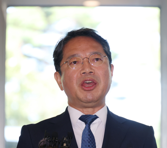 김승원 법무부장관 후보자가 3일 종로구 적선현대빌딩에 마련된 인사청문회 준비 사무실로 출근하며 취재진을 향해 각오를 말하고 있다. 연합뉴스