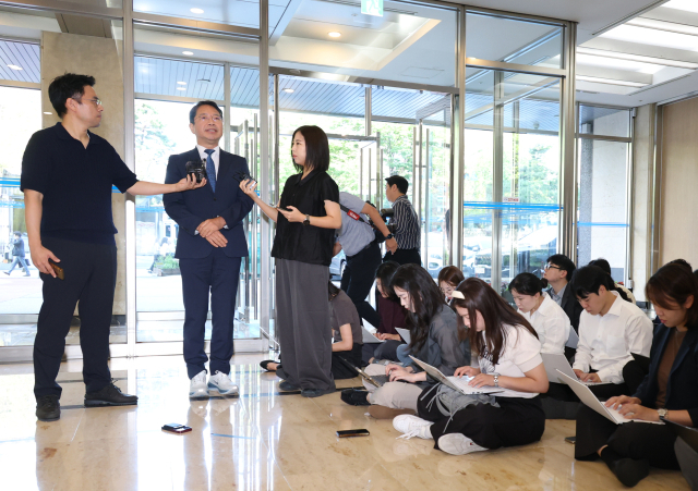 김승원 법무부장관 후보자가 3일 서울 종로구 적선현대빌딩에 마련된 인사청문회 준비 사무실로 출근하며 발언하고 있다. 연합뉴스
