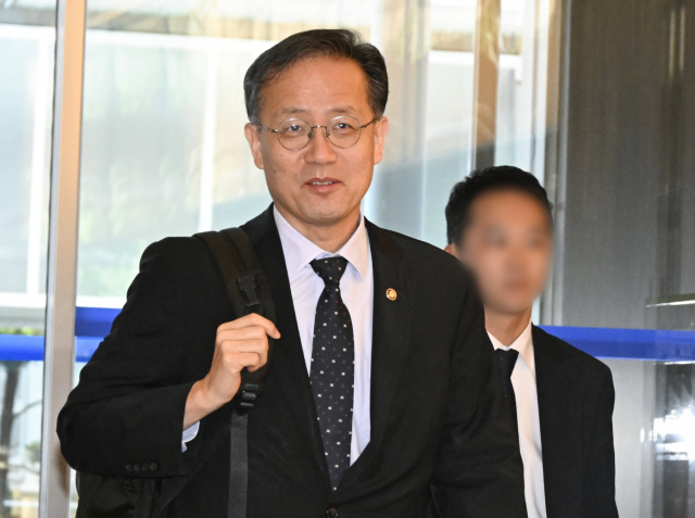 이형일 부총리 겸 재정경제부 장관 후보자가 4일 서울 중구 예금보험공사 청문회 준비 사무실로 출근하고 있다. 연합뉴스