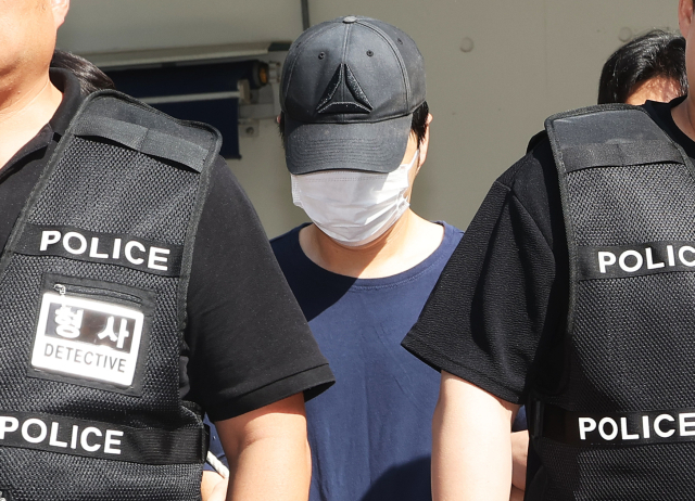 여러 차례 가정폭력을 신고하고 다른 거처로 피신해 있던 아내를 찾아가 살해한 현직 공무원 A씨가 3일 구속 전 피의자 심문(영장실질심사)에 출석하기 위해 경기도 성남시 분당경찰서 유치장에서 나오고 있다. 경기 광주경찰서는 지난 2일 살인 및 아동복지법 위반 혐의로 30대 A씨에 대한 구속영장을 신청했다. 연합뉴스