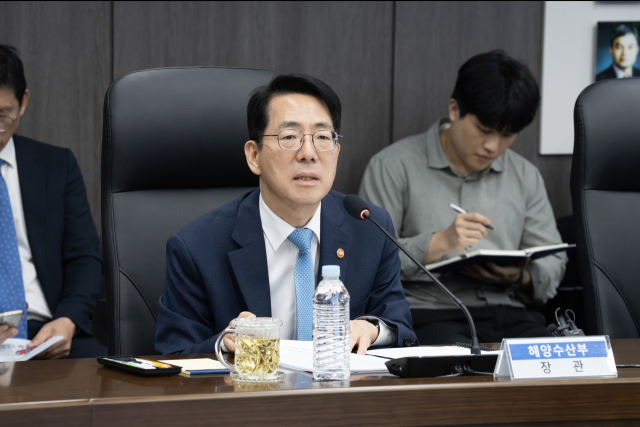 황종우 해양수산부 장관이 청년 해기사 취업 활성화를 위한 관계기관 회의를 주재하고 있다. [사진=해수부]