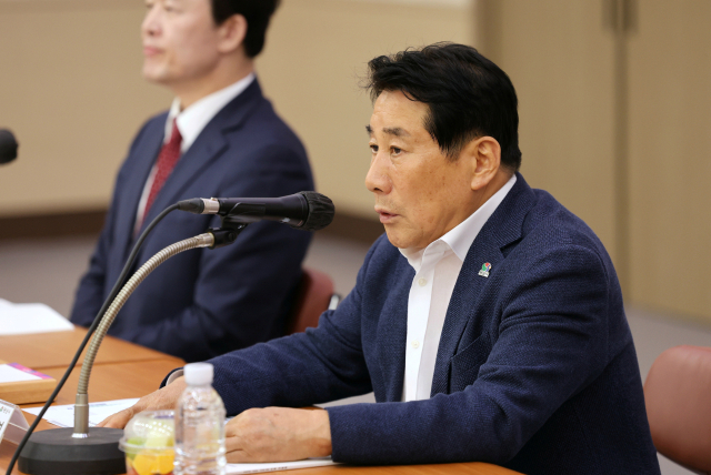 나동연 양산시장이 시청 대회의실에서 국회·도·시의원 초청 시정간담회를 열고 주요 현안사업의 추진 방안을 논의하고 있다. [사진=양산시]