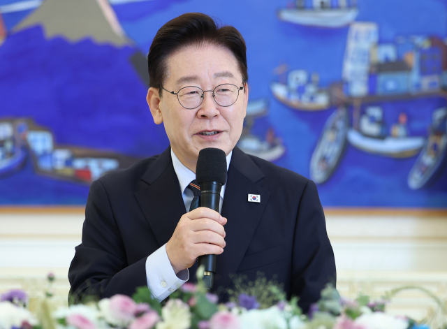 이재명 대통령이 4일 청와대에서 열린 시민사회 초청 간담회에서 인사말을 하고 있다. 연합뉴스