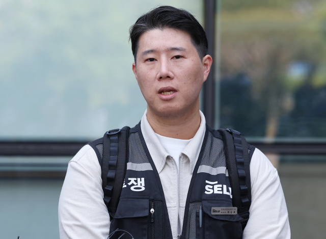 최승호 초기업노조 삼성전자지부 위원장이 13일 경기도 수원시 영통구 수원지방법원에서 열린 삼성전자가 노조를 상대로 제기한 위법 쟁의행위 금지 가처분 신청 심문을 마치고 나와 취재진 질문에 답하고 있다. 연합뉴스