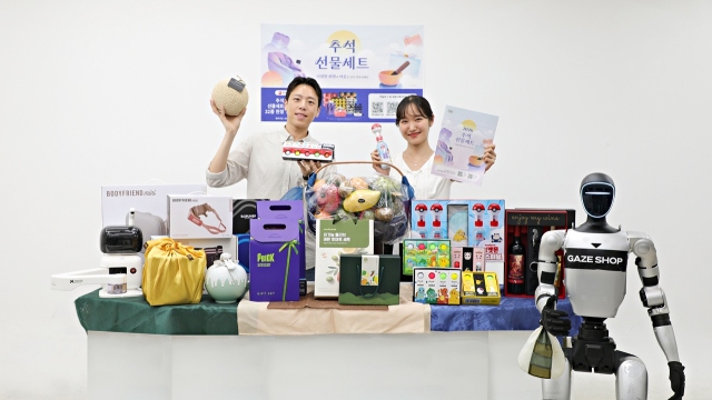 CU 직원들이 올해 추석을 맞아 로봇과 캐릭터 상품 등 이색 선물세트를 소개하고 있다. 오른쪽은 3천100만원대 이족보행 휴머노이드 로봇. BGF리테일 제공.