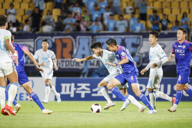 프로축구 K리그2 대구FC의 장성원(오른쪽 세번째)이 드리블하며 파주프런티어FC의 김현태(오른쪽 두번째·4번)를 제치고 있다. 대구FC 제공