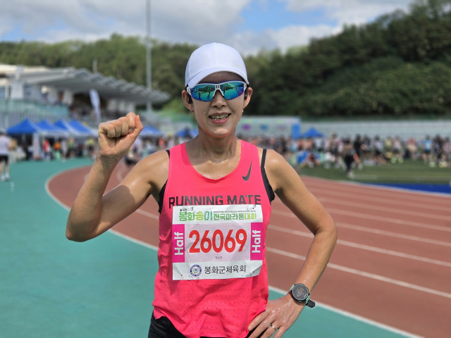 2026 봉화송이 전국마라톤 대회에서 하프코스 여자 부문 우승을 달성한 정순연 씨가 화이팅 포즈로 기념 촬영하고 있다. 김영진 기자