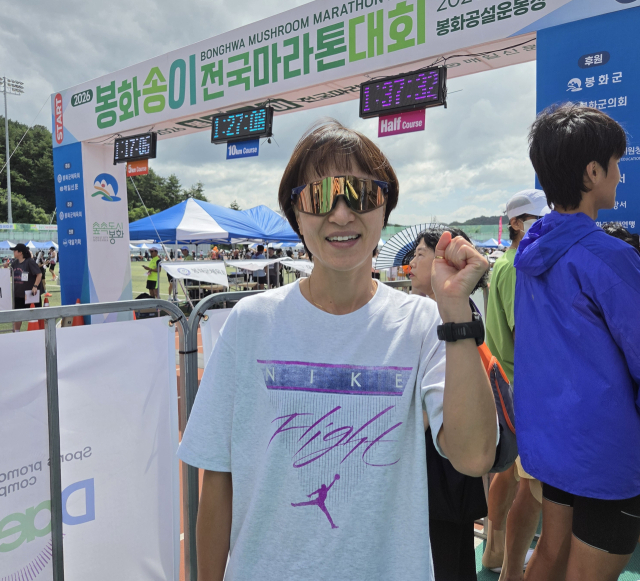 2026 봉화송이 전국마라톤 대회 10㎞ 여자 부문에서 1위로 결승선을 통과한 이선화 씨가 결승선에서 기념 촬영하고 있다. 김영진 기자