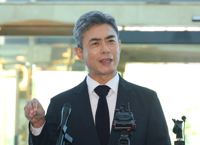 강신철 국방부 장관 후보자가 지난 3일 청문회 준비 사무실이 차려진 서울 용산구 국방컨벤션으로 들어서며 취재진의 질문에 답하고 있다. 연합뉴스