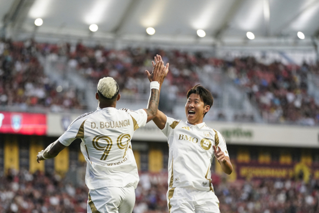 미국 메이저리그사커(MLS) LAFC의 데니스 부앙가(왼쪽·99번)와 손흥민(오른쪽)이 6일(한국시간) 레알 솔트레이크와의 경기에서 골을 넣은 뒤 기뻐하고 있다. 이매진이미지스연합뉴스