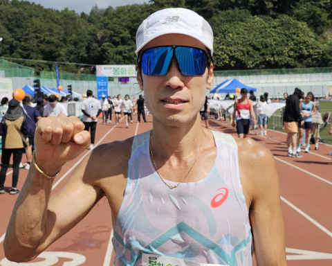 10km코스 우승을 차지한 김경삼 씨. 윤영민 기자