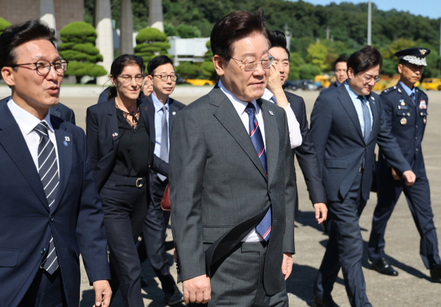 프랑스를 국빈방문 하는 이재명 대통령이 6일 성남 서울공항에서 환송나온 더불어민주당 김민석 대표와 공군 1호기로 이동하고 있다. 연합뉴스