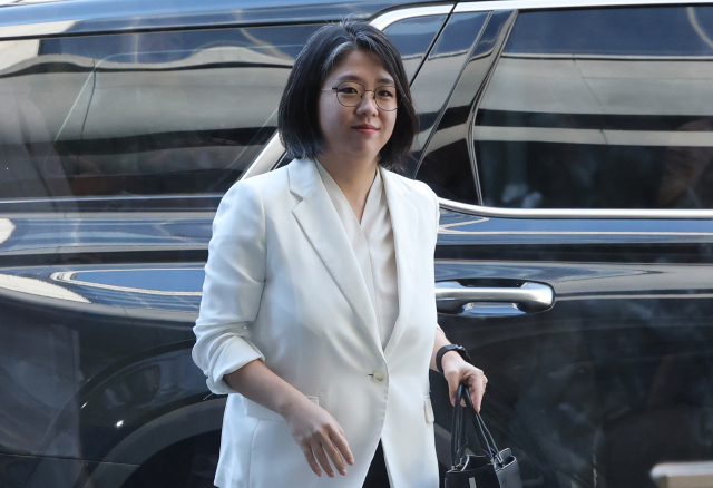 용혜인 성평등가족부 장관 후보자가 4일 서울 서대문구에 마련된 인사청문회 준비 사무실로 출근하고 있다. 연합뉴스