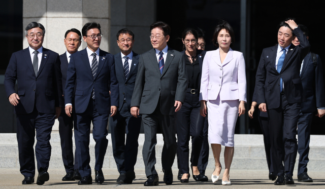 프랑스를 국빈방문 하는 이재명 대통령과 김혜경 여사가 6일 성남 서울공항에서 공군 1호기로 이동하고 있다. 연합뉴스