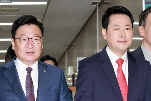 국민의힘 장동혁 대표(오른쪽)와 정점식 원내대표가 3일 국회에서 열린 최고위원회의에 참석하기 위해 회의실로 향하고 있다. 연합뉴스