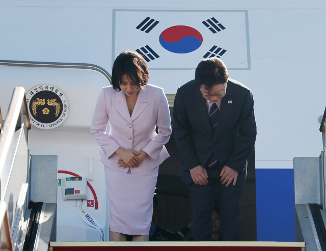 프랑스를 국빈 방문하는 이재명 대통령 부부가 6일 성남 서울공항 공군 1호기에서 환송객들을 향해 인사하고 있다. 연합뉴스