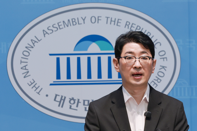 국민의힘 주진우 의원이 6일 국회 소통관에서 김승원 법무부 장관 후보자 가족이 근무하는 