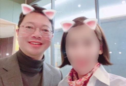 김승원 법무부 장관 후보자(왼쪽)가 사업가 양수진 씨(오른쪽)와 찍은 셀카. 양 씨는 이 사진을 2019년 11월 자신의 카카오톡 프로필사진으로 설정했다. 소셜미디어 캡처