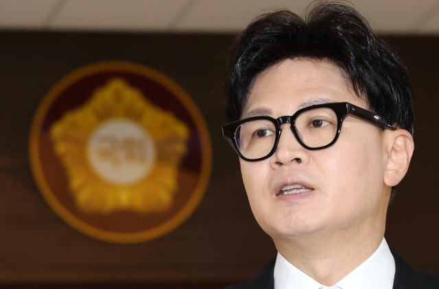 무소속 한동훈 의원이 3일 국회에서 열릴 예정인 본회의에 참석하며 김승원 법무부 장관 후보자를 둘러싼 의혹과 관련한 취재진 질의에 답하고 있다. 연합뉴스