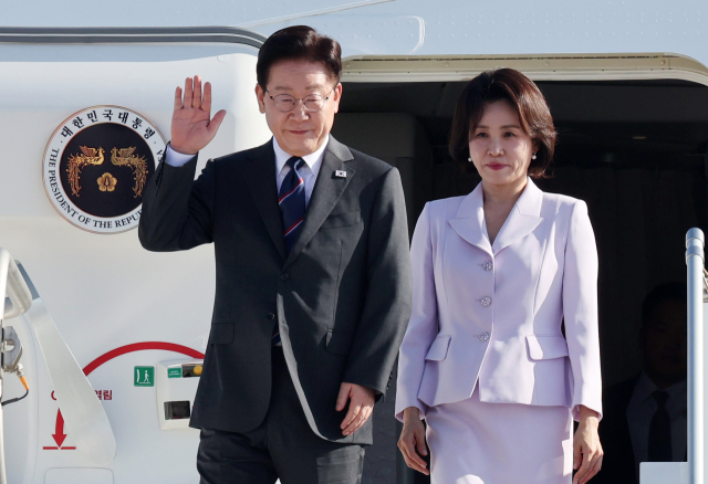 프랑스를 국빈 방문한 이재명 대통령과 김혜경 여사가 지난 6일(현지시간) 프랑스 니스 코트다쥐르 공항에 도착한 공군 1호기에서 환영객에게 인사하고 있다. 연합뉴스