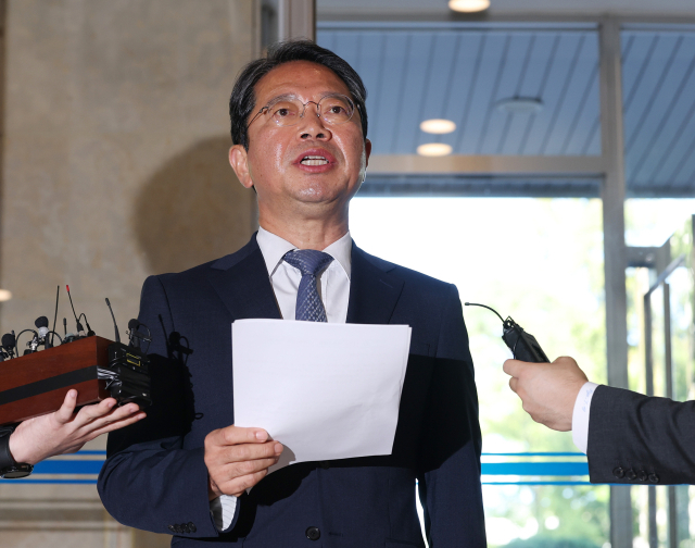 김승원 법무부 장관 후보자가 7일 서울 종로구 적선현대빌딩에 마련된 인사청문회 준비 사무실로 출근, 입장을 밝히고 있다. 연합뉴스
