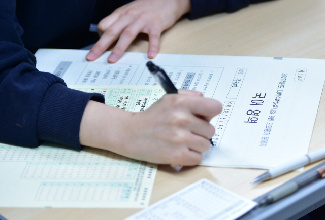지난 2일 대구 남산고등학교에서 3학년 학생들이 2027학년도 대학수학능력시험 9월 모의평가를 치르고 있다. 안성완 기자 asw0727@imaeil.com