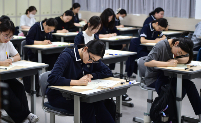 지난 2일 대구 남산고등학교에서 3학년 학생들이 2027학년도 대학수학능력시험 9월 모의평가를 치르고 있다. 안성완 기자 asw0727@imaeil.com
