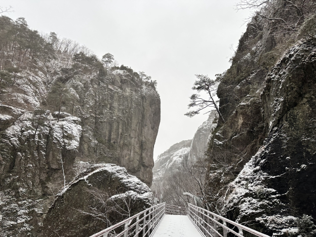 기암절벽에 내린 눈, 설경의 주왕산. 청송군 제공