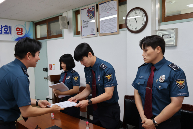봉화경찰서 신임경찰 현장실습 환영 간담회에서 이창민 봉화경찰서장이 신임경찰 제320기 교육생 12명에게 현장 길라잡이 
