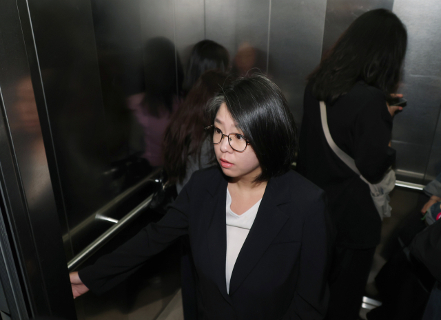 용혜인 성평등가족부 장관 후보자가 7일 서울 서대문구에 마련된 인사청문회 준비 사무실로 출근하기 위해 엘리베이터를 타자 같이 탑승한 시민들이 카메라를 피해 돌아서 있다. 연합뉴스