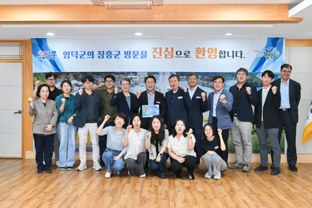 조주홍 영덕군수와 영덕군 관계자들이 장흥군청 관계자들과 기념촬영을 하고 있다. 영덕군 제공
