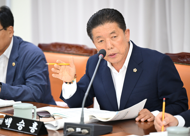 백승흥 경남도의원이 7일 열린 2025회계연도 결산 심사에서 농정국의 세입관리 현황을 점검하고 있다. [사진=경남도의회]