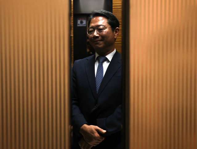 김승원 법무부 장관 후보자가 7일 서울 종로구 적선현대빌딩에 마련된 인사청문회 준비 사무실로 출근하고 있다. 연합뉴스