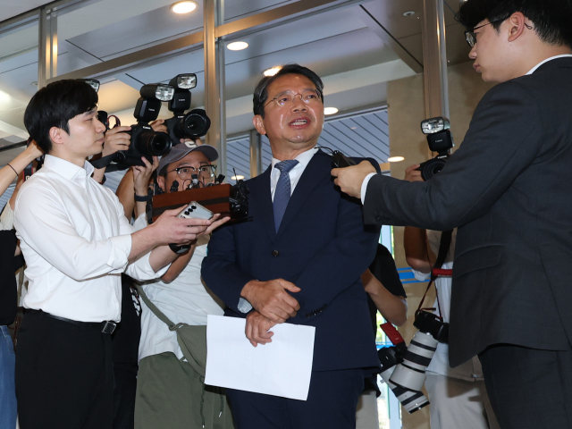 김승원 법무부 장관 후보자가 7일 서울 종로구 적선현대빌딩에 마련된 인사청문회 준비 사무실로 출근, 자신과 관련된 의혹을 해명한 뒤 취재진 질문에 답하고 있다. 연합뉴스