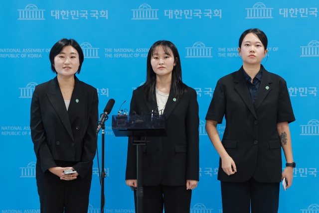 기본소득당 대변인인 노서영 최고위원(가운데)과 신지혜(왼쪽)·김진서 최고위원이 7일 국회 소통관에서 당을 둘러싼 논란에 관해 설명하는 기자회견을 한 뒤 취재진 질문에 답하고 있다. 연합뉴스