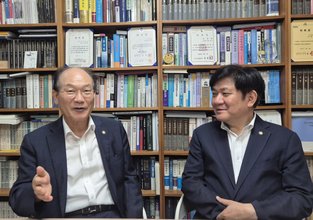 7일 대구 수성구 범어동의 이병희 대구지방변호사회장 사무실에서 만난 허노목(왼쪽) 전 대구변호사회장과 이 회장. 신중언 기자