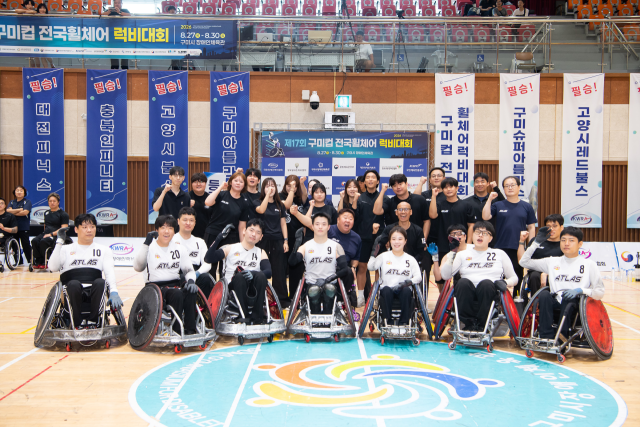 2026년 구미컵 전국휠체어럭비대회에 참가한 대구대학교 ATP 동아리 학생들과 구미아틀라스 선수단이 단체 사진을 촬영하고 있다. 대구대 제공