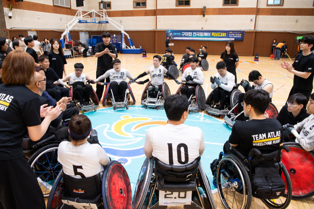 2026년 구미컵 전국휠체어럭비대회에 참가한 대구대학교 ATP 동아리 학생들이 시합 전 구미아틀라스 선수단과 함께 파이팅을 외치고 있다. 대구대 제공