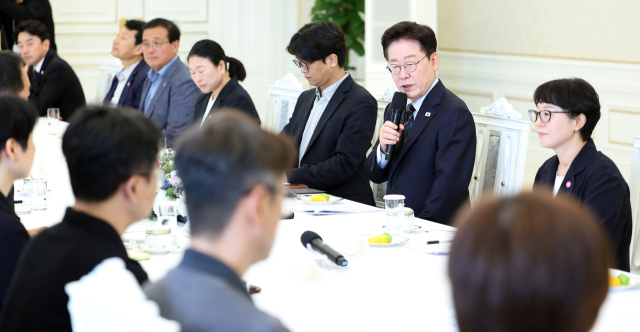 이재명 대통령이 4일 청와대에서 열린 시민사회 초청 간담회에서 인사말을 하고 있다. 연합뉴스