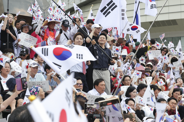 국민의힘 장동혁 대표가 지난 15일 서울 송파구 올림픽공원 핸드볼경기장에서 열린 6·3 지방선거 투표용지 부족 사태 규탄 시위에 참석해 있다. 연합뉴스