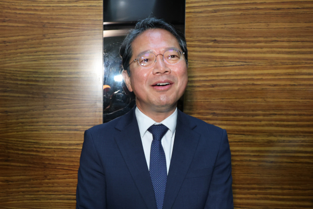 김승원 법무부 장관 후보자가 8일 서울 종로구 적선현대빌딩에 마련된 인사청문회 준비 사무실로 출근하고 있다. 연합뉴스