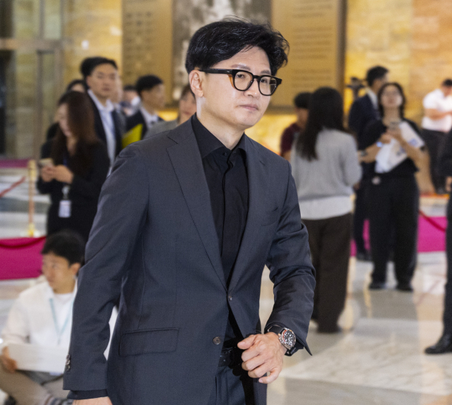 무소속 한동훈 의원이 8일 국회 본회의를 향하다 취재진과 만나 김승원 법무부 장관 후보자의 
