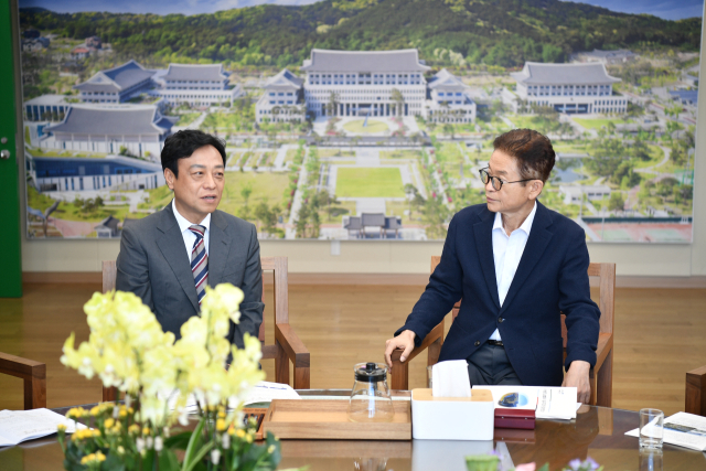 최기영 봉화군수는 지난 4일 경북도청에서 이철우 경북도지사와 단독 면담을 갖고, 2027년도 주요 역점 사업 추진을 위한 전폭적인 예산 지원과 행정적 뒷받침을 공식 요청했다. 봉화군 제공