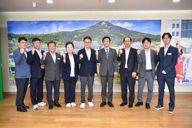 최기영 봉화군수는 지난 4일 경북도청에서 이철우 경북도지사와 단독 면담을 갖고, 2027년도 주요 역점 사업 추진을 위한 전폭적인 예산 지원과 행정적 뒷받침을 공식 요청했다. 봉화군 제공