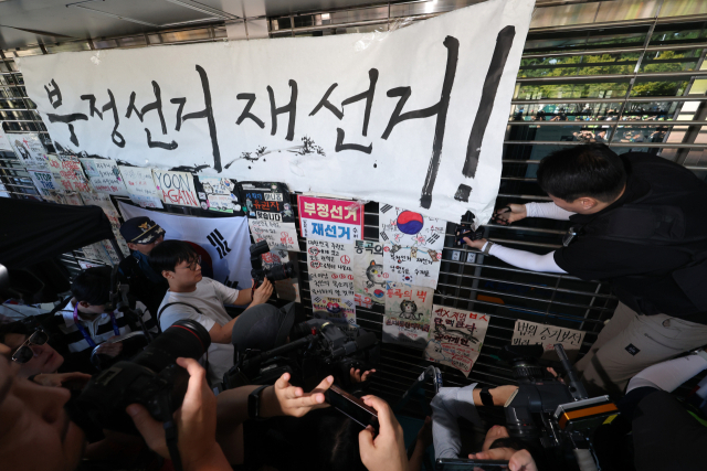 6·3 지방선거 투표용지 부족 사태로 촉발된 잠실 개표소 봉쇄 시위가 이어진 8일 서울 송파구 올림픽공원 핸드볼경기장에서 경찰이 진입을 위해 