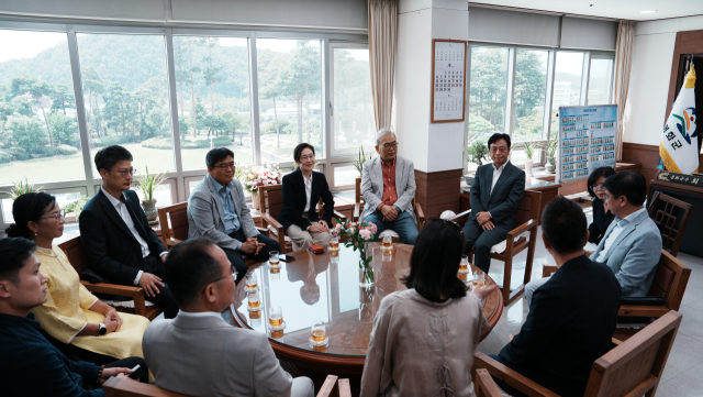 봉화군은 지난 6일 베트남 호치민경제대학교(UEH) 대표단이 군을 방문해 사업 대상지를 직접 확인하고, 향후 한·베 교류 확대를 위한 구체적인 협력 방안을 논의했다. 봉화군 제공